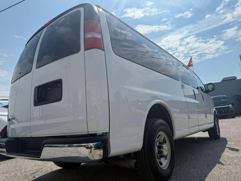 Chevrolet Express Passenger Vehicle Full-screen Gallery Image 11