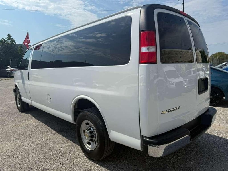 Chevrolet Express Passenger Vehicle Full-screen Gallery Image 13