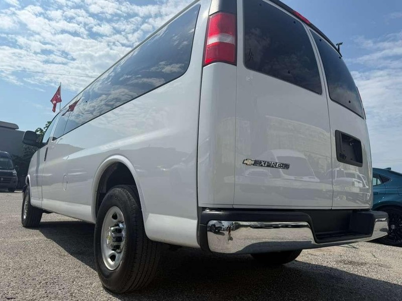 Chevrolet Express Passenger Vehicle Full-screen Gallery Image 14