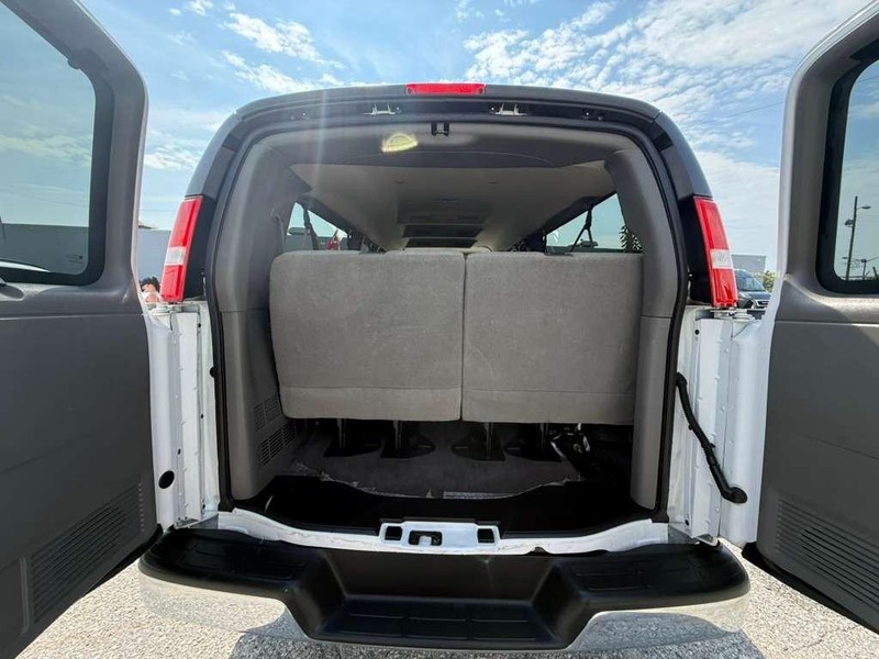Chevrolet Express Passenger Vehicle Full-screen Gallery Image 15