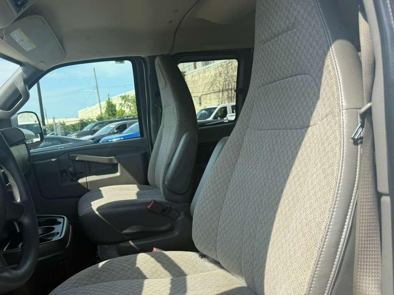Chevrolet Express Passenger Vehicle Full-screen Gallery Image 16