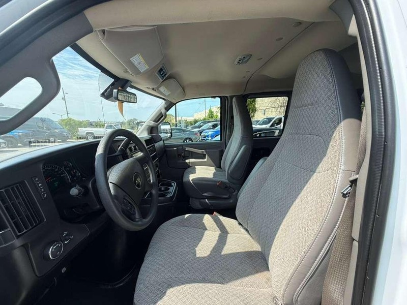 Chevrolet Express Passenger Vehicle Full-screen Gallery Image 17