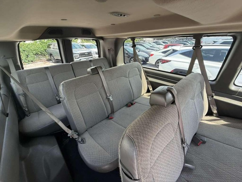 Chevrolet Express Passenger Vehicle Full-screen Gallery Image 18