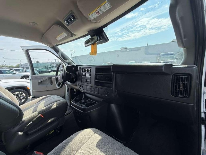 Chevrolet Express Passenger Vehicle Full-screen Gallery Image 19