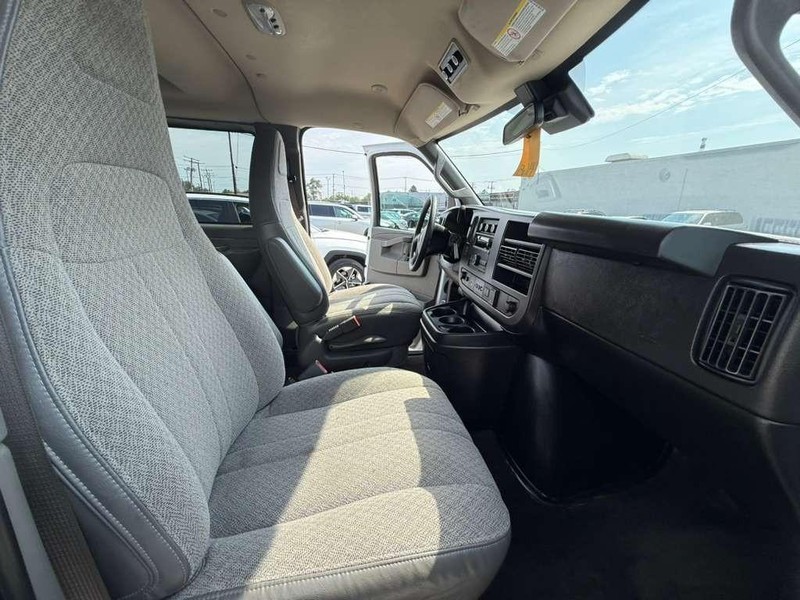 Chevrolet Express Passenger Vehicle Full-screen Gallery Image 20