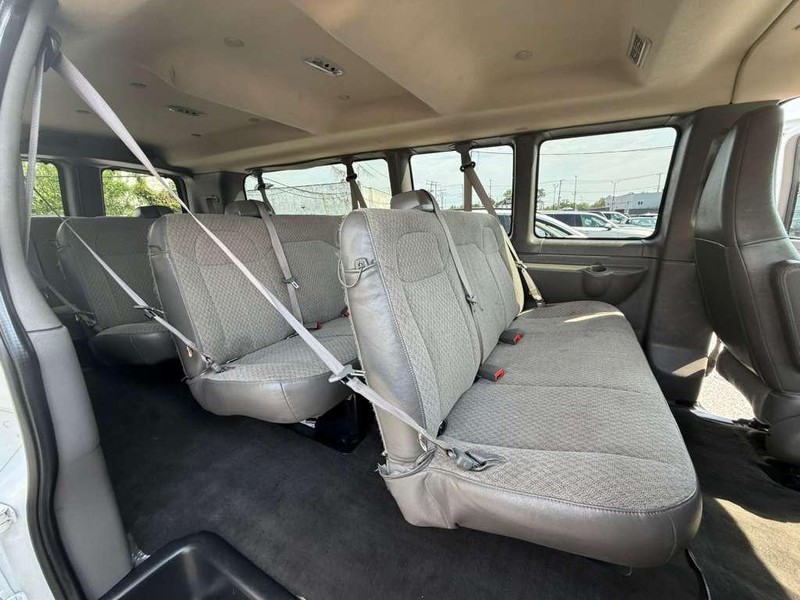 Chevrolet Express Passenger Vehicle Full-screen Gallery Image 21