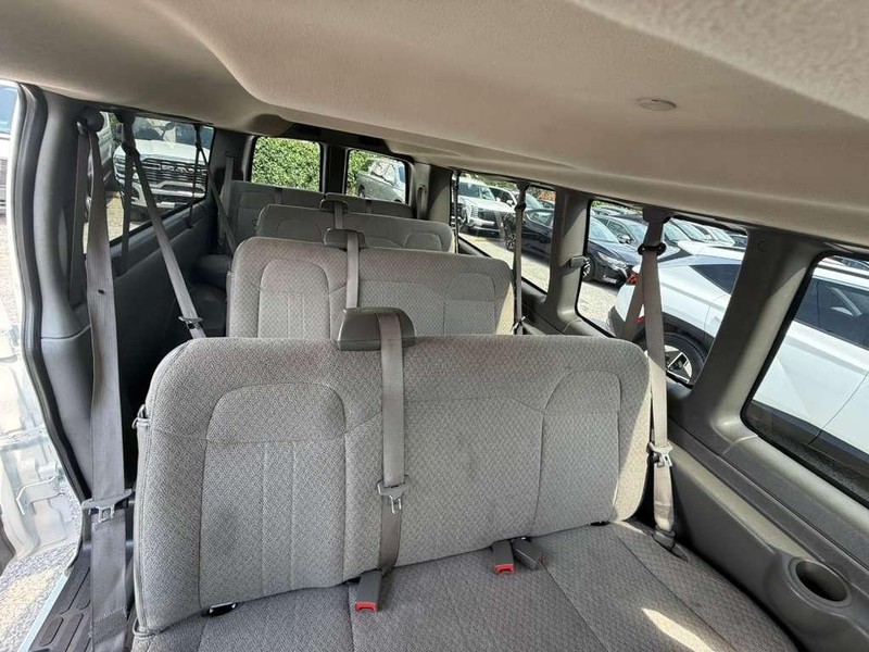 Chevrolet Express Passenger Vehicle Full-screen Gallery Image 22
