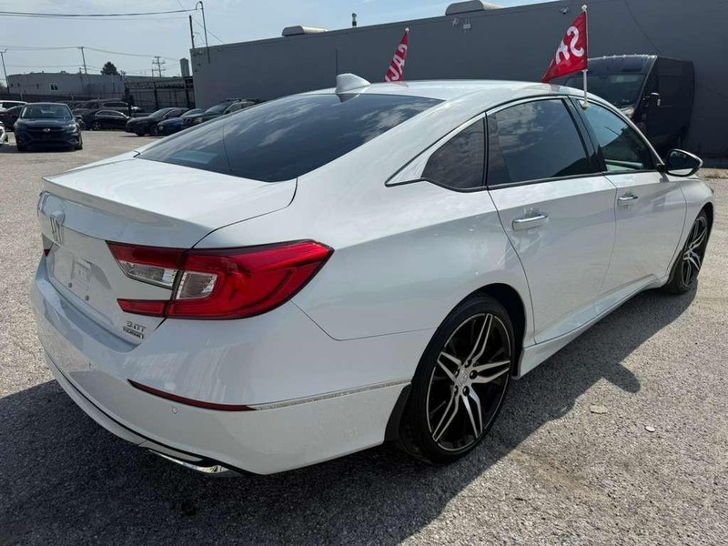 Honda Accord Sedan Vehicle Full-screen Gallery Image 6