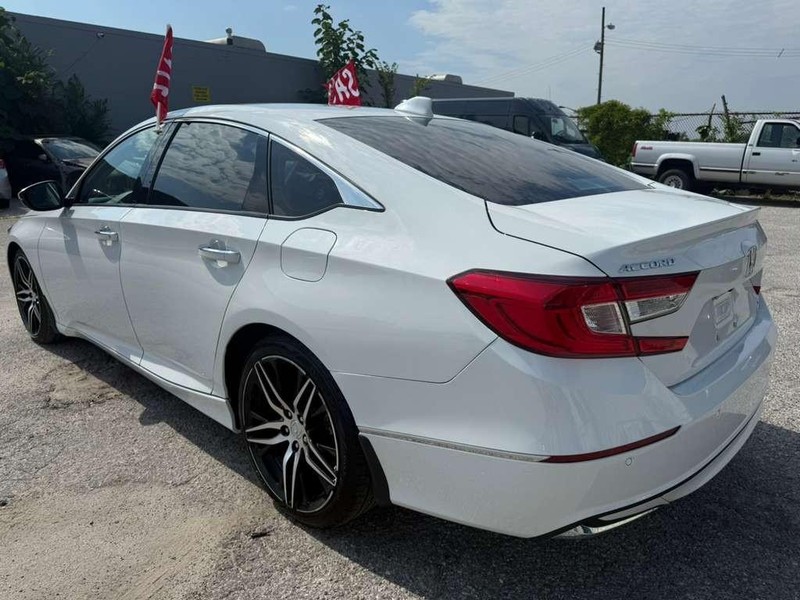 Honda Accord Sedan Vehicle Full-screen Gallery Image 8