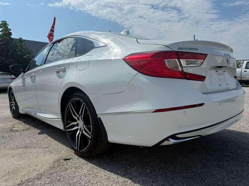 Honda Accord Sedan Vehicle Full-screen Gallery Image 11