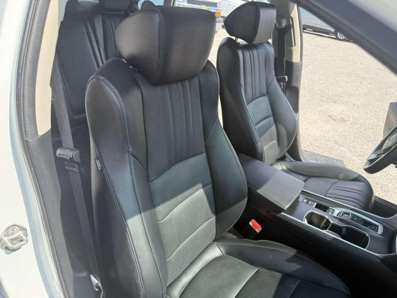 Honda Accord Sedan Vehicle Full-screen Gallery Image 14