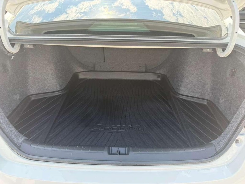 Honda Accord Sedan Vehicle Full-screen Gallery Image 15