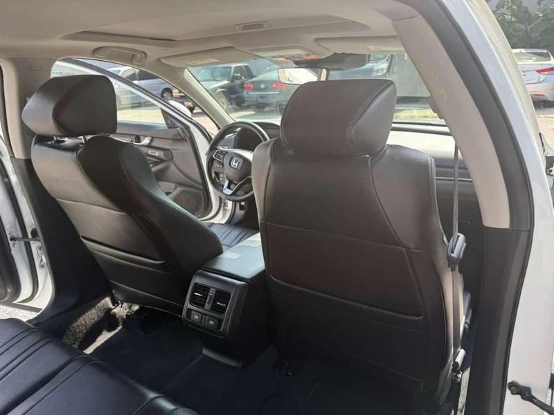 Honda Accord Sedan Vehicle Full-screen Gallery Image 16