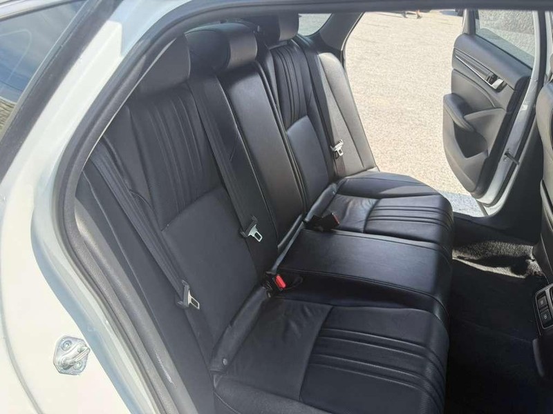 Honda Accord Sedan Vehicle Full-screen Gallery Image 17