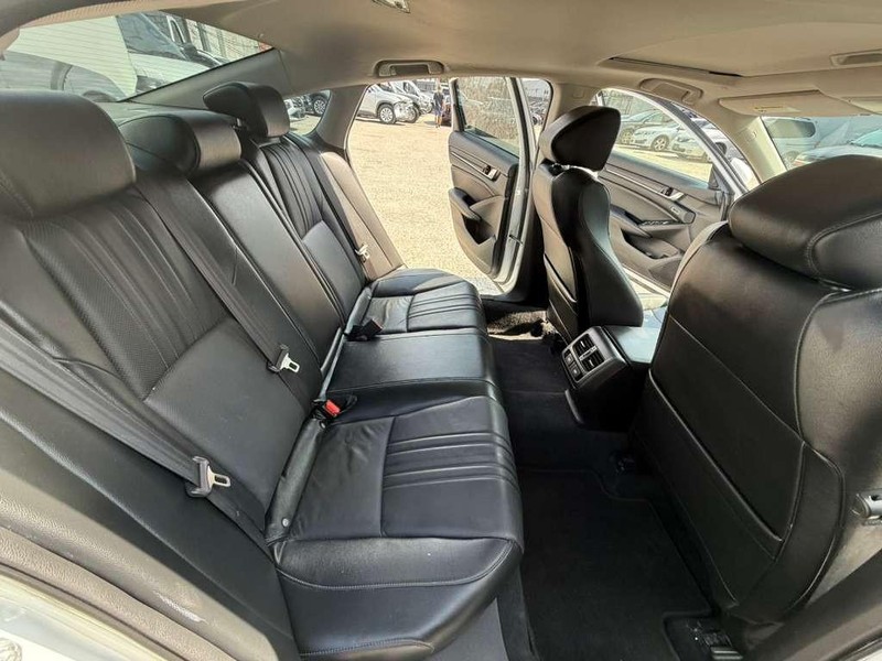 Honda Accord Sedan Vehicle Full-screen Gallery Image 18