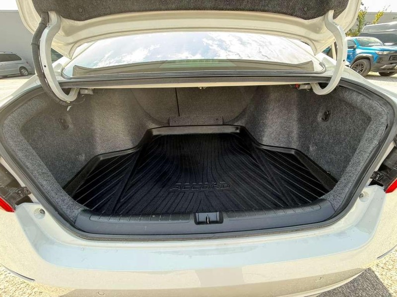 Honda Accord Sedan Vehicle Full-screen Gallery Image 19