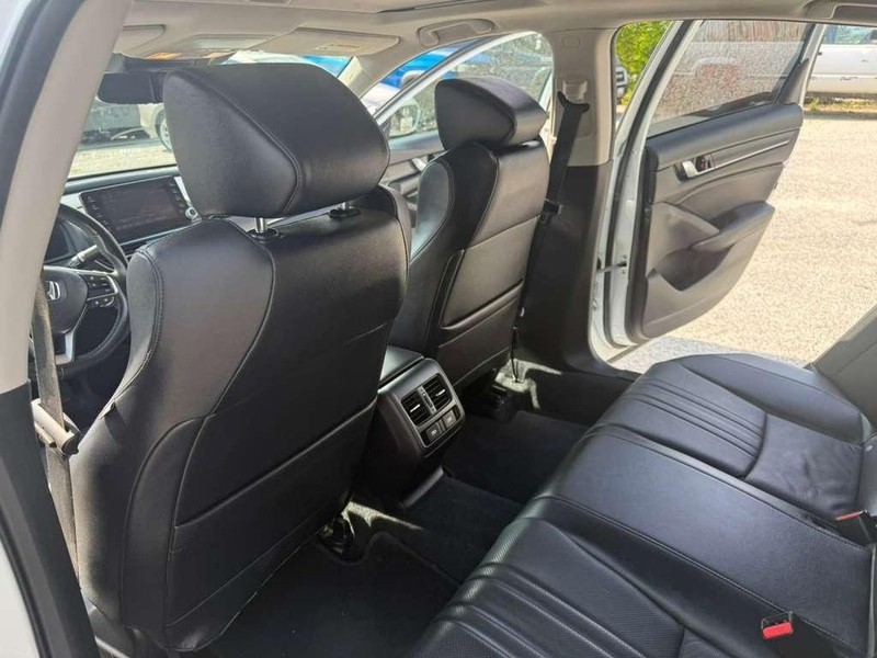 Honda Accord Sedan Vehicle Full-screen Gallery Image 21