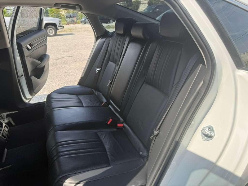 Honda Accord Sedan Vehicle Full-screen Gallery Image 22