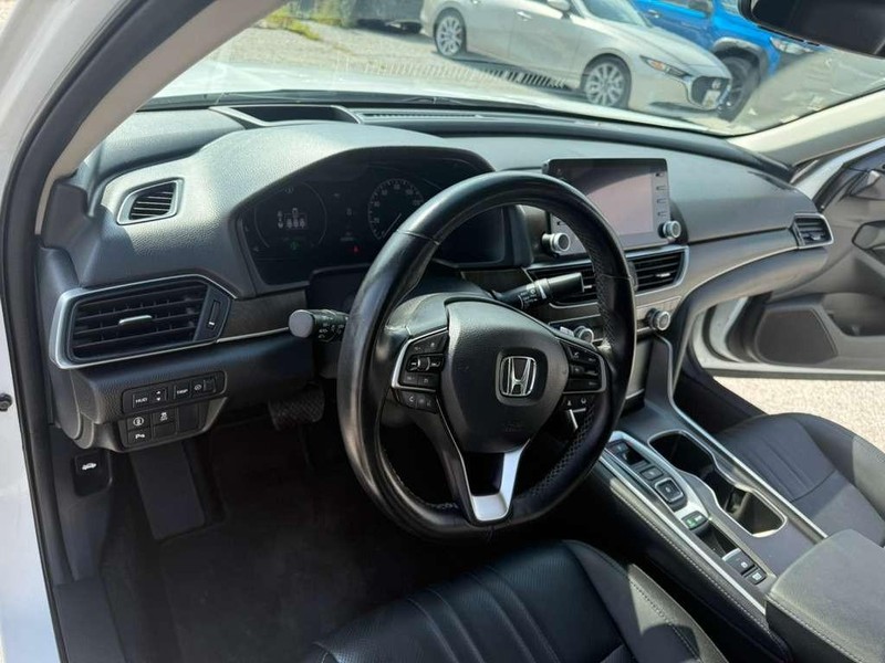 Honda Accord Sedan Vehicle Full-screen Gallery Image 23