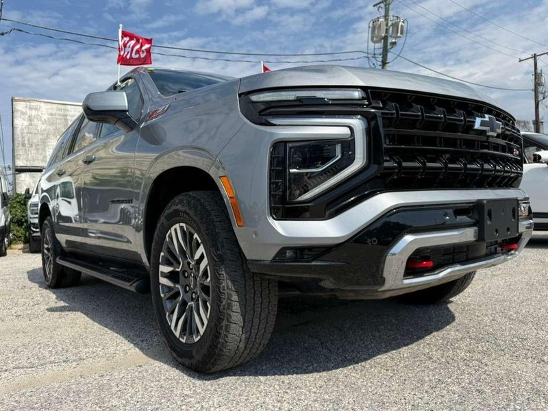 Chevrolet Suburban Vehicle Full-screen Gallery Image 2
