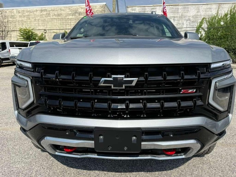 Chevrolet Suburban Vehicle Full-screen Gallery Image 4