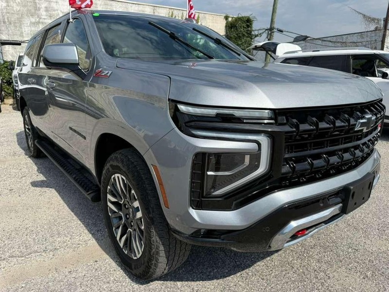 Chevrolet Suburban Vehicle Full-screen Gallery Image 7