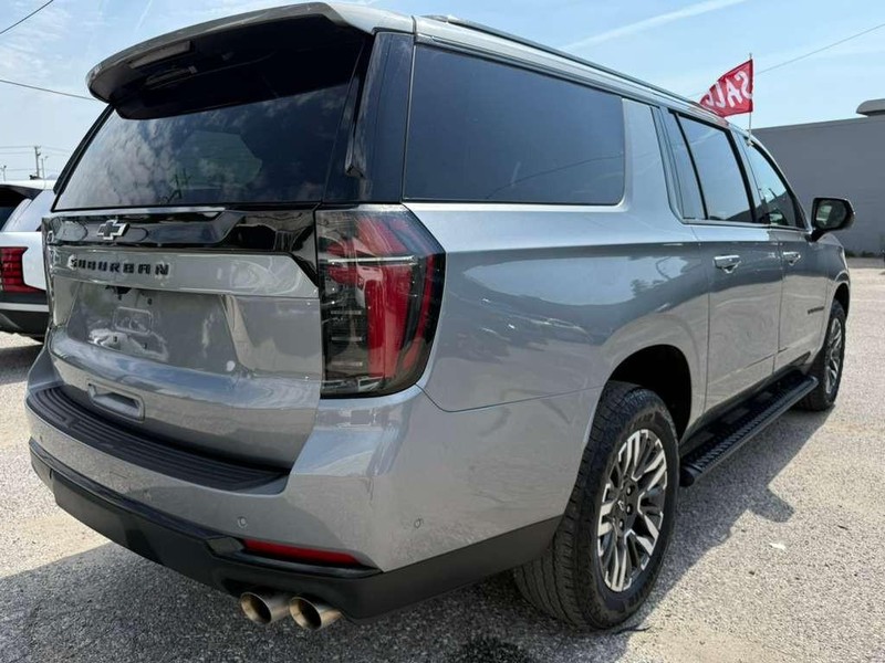 Chevrolet Suburban Vehicle Full-screen Gallery Image 8