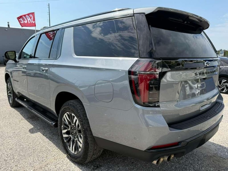 Chevrolet Suburban Vehicle Full-screen Gallery Image 9