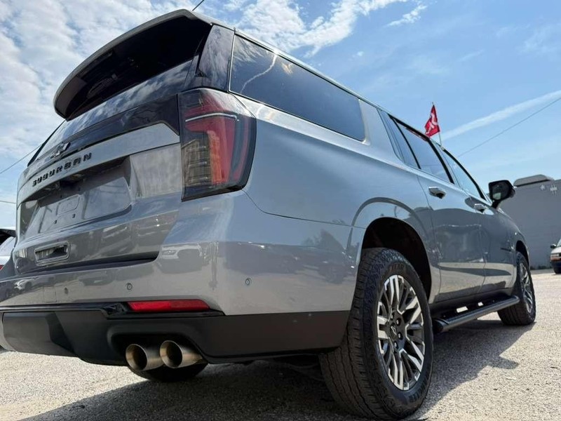 Chevrolet Suburban Vehicle Full-screen Gallery Image 10