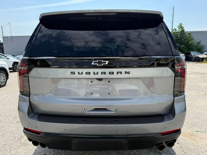 Chevrolet Suburban Vehicle Full-screen Gallery Image 11