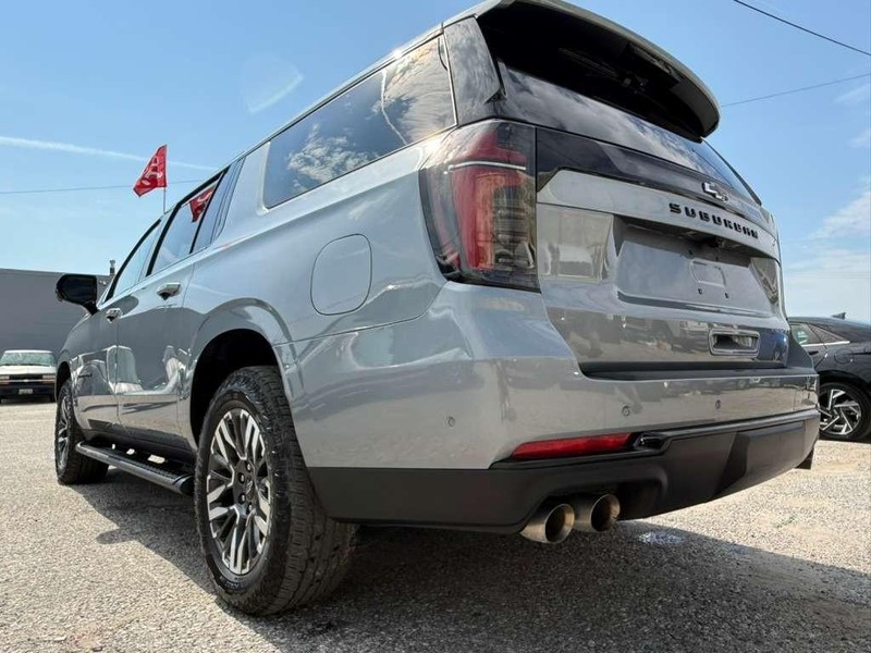 Chevrolet Suburban Vehicle Full-screen Gallery Image 13