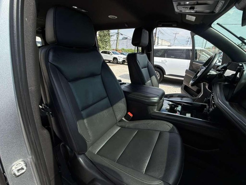 Chevrolet Suburban Vehicle Full-screen Gallery Image 14