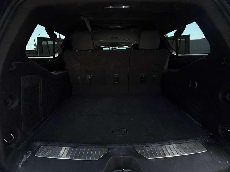 Chevrolet Suburban Vehicle Full-screen Gallery Image 15