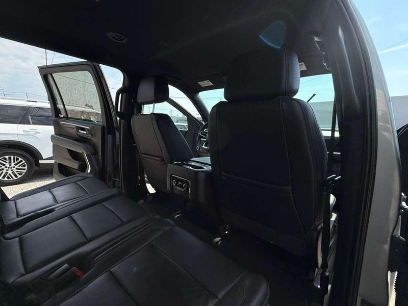 Chevrolet Suburban Vehicle Full-screen Gallery Image 16