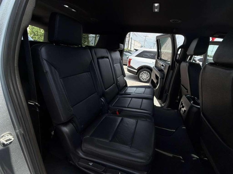 Chevrolet Suburban Vehicle Full-screen Gallery Image 17