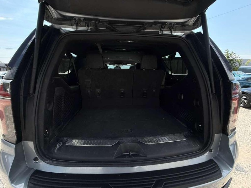 Chevrolet Suburban Vehicle Full-screen Gallery Image 18