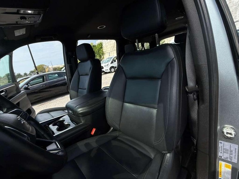 Chevrolet Suburban Vehicle Full-screen Gallery Image 19