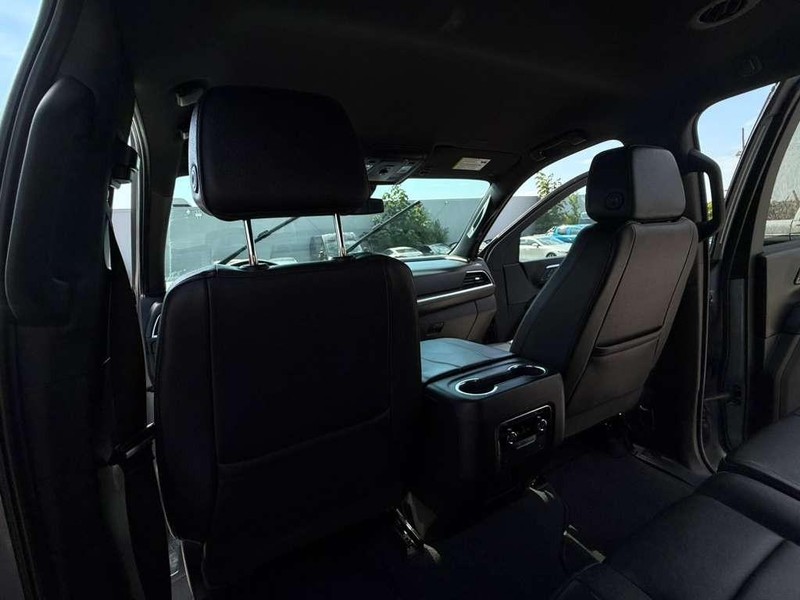 Chevrolet Suburban Vehicle Full-screen Gallery Image 20