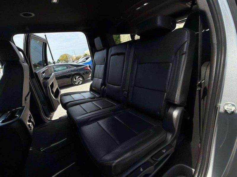 Chevrolet Suburban Vehicle Full-screen Gallery Image 21