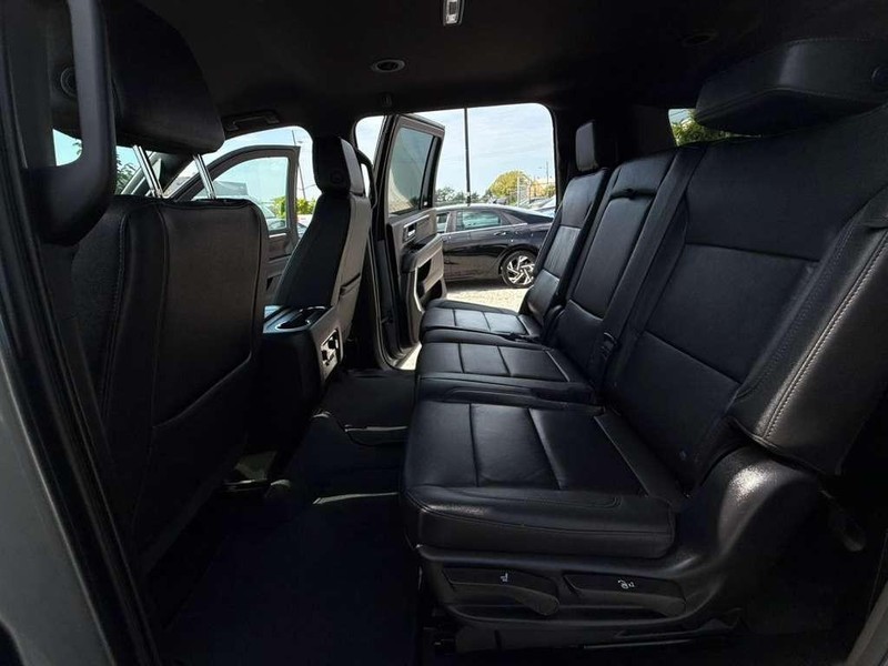 Chevrolet Suburban Vehicle Full-screen Gallery Image 22