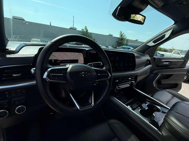Chevrolet Suburban Vehicle Full-screen Gallery Image 23