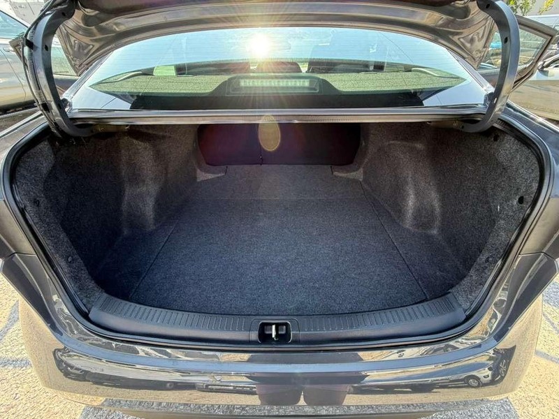 Toyota Corolla Vehicle Full-screen Gallery Image 12