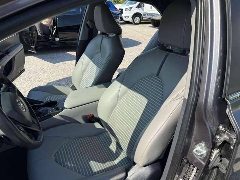 Nissan Sentra Vehicle Full-screen Gallery Image 4