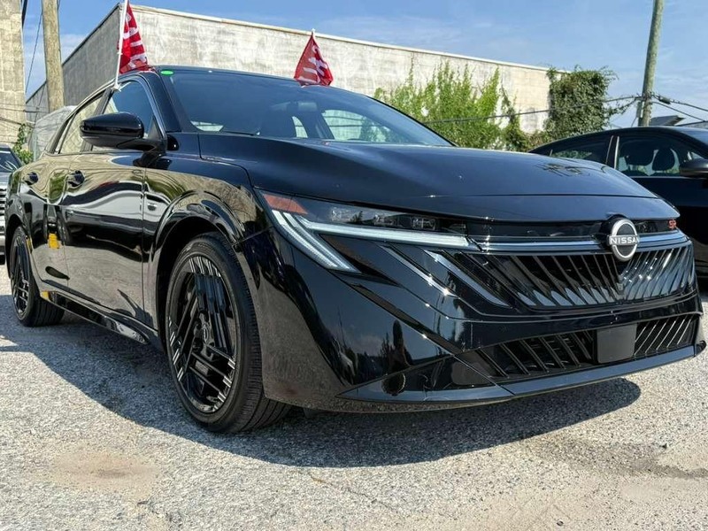Nissan Sentra Vehicle Full-screen Gallery Image 6