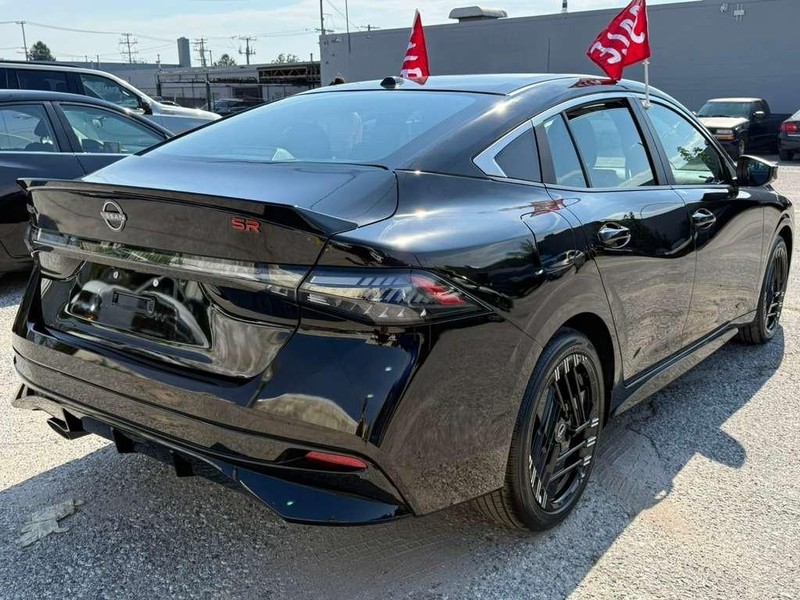 Nissan Sentra Vehicle Full-screen Gallery Image 7