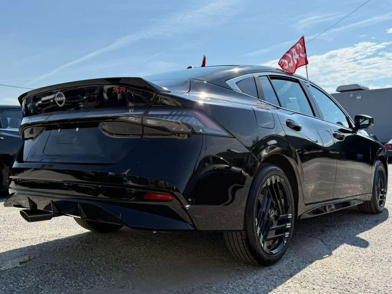 Nissan Sentra Vehicle Full-screen Gallery Image 8