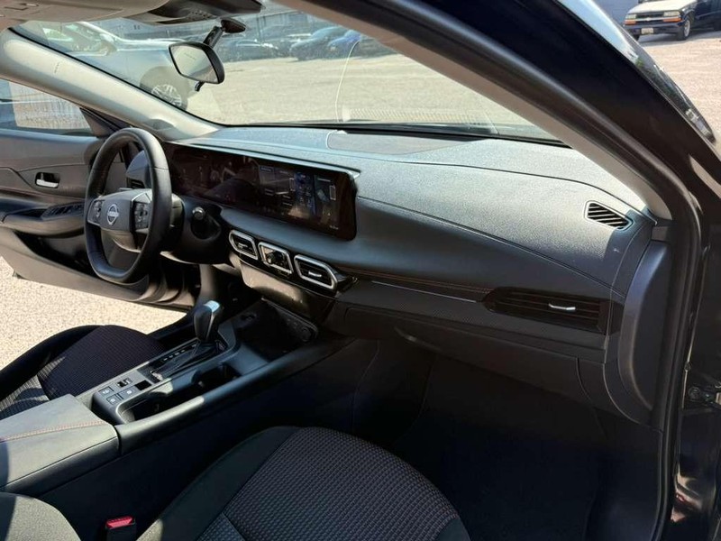 Nissan Sentra Vehicle Full-screen Gallery Image 12