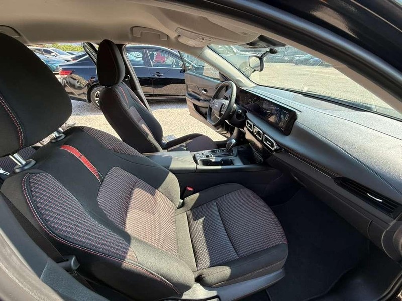 Nissan Sentra Vehicle Full-screen Gallery Image 14