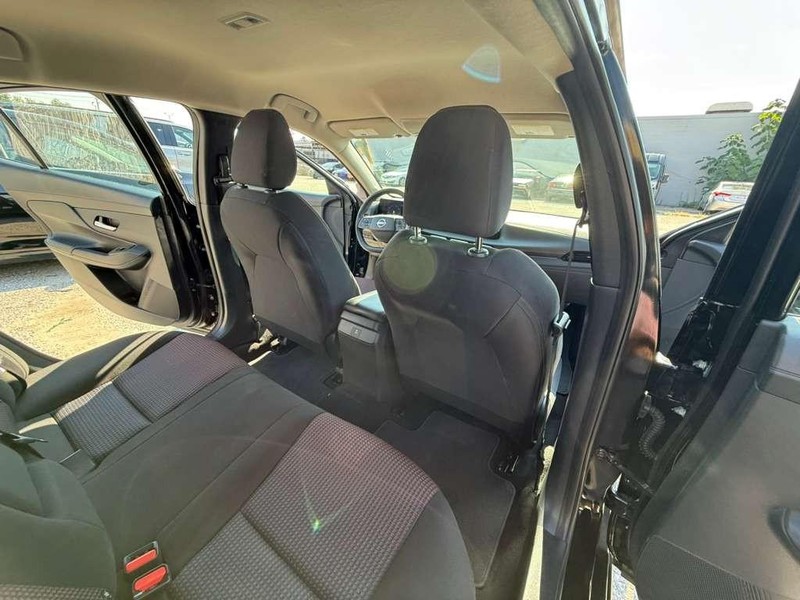 Nissan Sentra Vehicle Full-screen Gallery Image 15