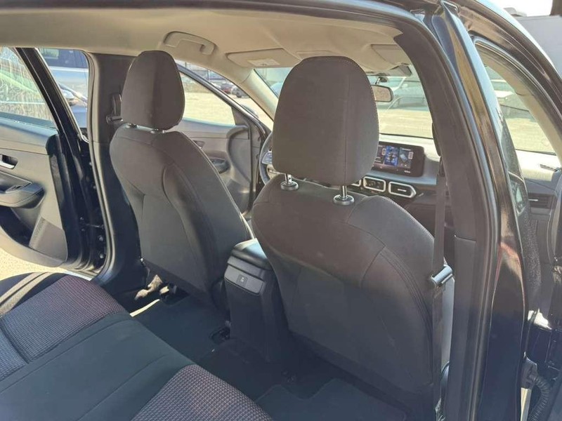 Nissan Sentra Vehicle Full-screen Gallery Image 17